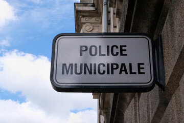 Panneau indiquant le bureau de la police municipale de la ville de Vannes en Bretagne