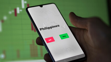 Un investisseur analyse le fonds ETF des Philippines à l'écran. Un téléphone affiche les prix de l'ETF que les Philippins doivent investir, texte en anglais.