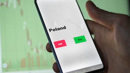 Un investisseur analyse le fonds ETF polonais à l'écran. Un téléphone montre les prix de l'ETF...