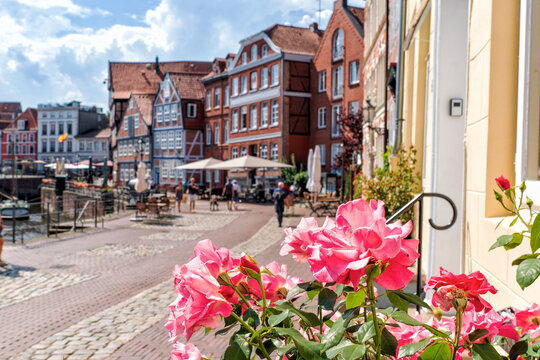 Uferpromenade Stade Wasser-West im Sommer