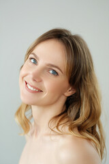Naklejka premium Close view of of young blond woman looks at camera and pose at home