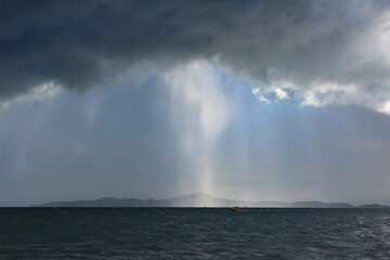 Obraz premium Storm in the Pattaya sea