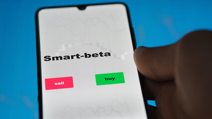 Naklejka premium Un investisseur analyse le fonds smart-beta etf à l'écran. Un téléphone affiche les prix des ETF smart beta pour investir.
