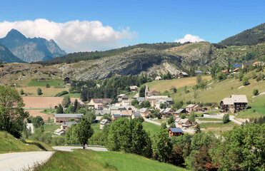 Fototapeta na wymiar Le Dévoluy, village dans une vallée des Alpes du Sud en France.