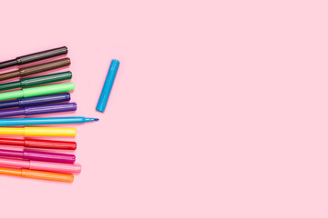 Juego de lápices de rotuladores multicolores sobre un fondo rosa pastel liso y aislado. Visa superior y de cerca. Copy space