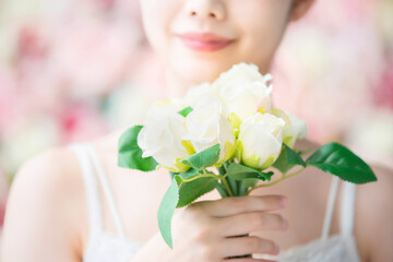 Obraz na płótnie Canvas 白い花束を持つ女性 