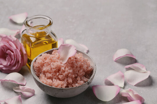 Composition with oil and fresh rose petals for cosmetologic procedures