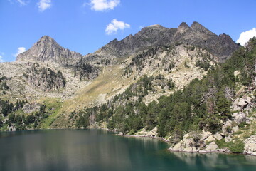 Fototapeta na wymiar Lago de montaña de origen glaciar