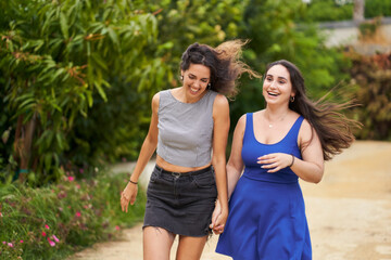 Obraz premium two smiling friends having fun at the park