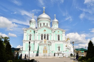 Fototapeta na wymiar Trinity Cathedral in Holy Trinity Seraphim-Diveevo Convent, Diveevo, Russia