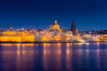 Obraz na płótnie Canvas Skyline of Valletta by night, view from Sliema, Malta