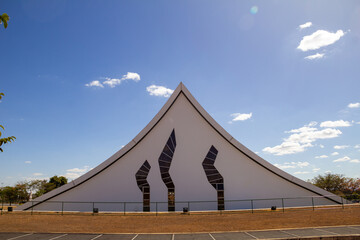 Vista de trás da Catedral Militar Rainha da Paz em Brasília em um dia ensolarado e com o céu azul.