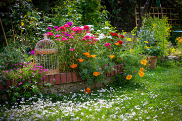 Petit jardin fleuri charmant au prntemps.