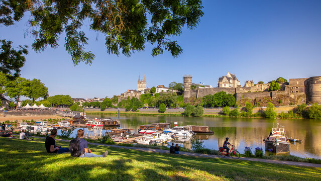 Ville d'Angers et son ch&acirc;teau au bord de la Maine en France.