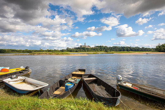 Les bords de la Loire et ses barque en bois en Anjou.