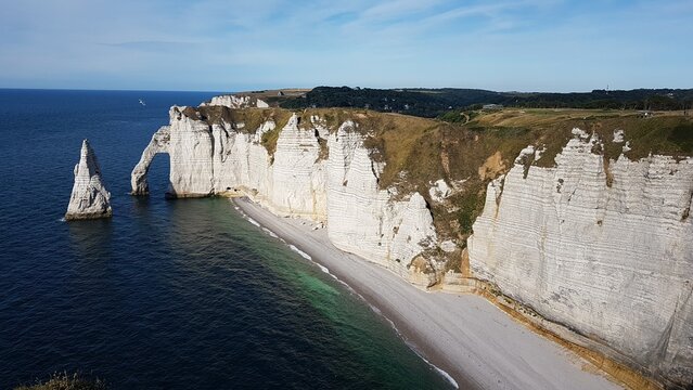 Etretat grande vue des falaises aval