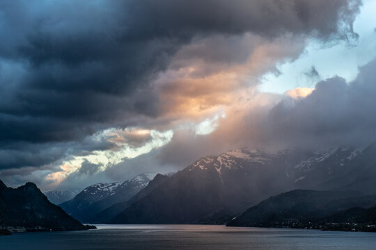 Blick am Abend auf den Hardangerfjord