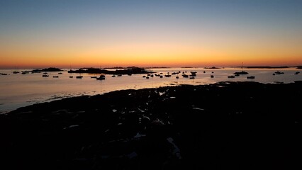 Fin de coucher de soleil vue sur la mer et les bateaux à marée basse en bretagne à Trébeurden