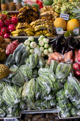 Früchte, Obst und Gemüse am Stand des Farmers Market, des lokalen Bauernmarkts in Hawaii, Hilo 