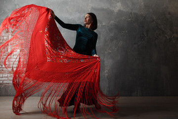 Young adult spanish woman dancing flamenco on gray vintage studio background - obrazy, fototapety, plakaty