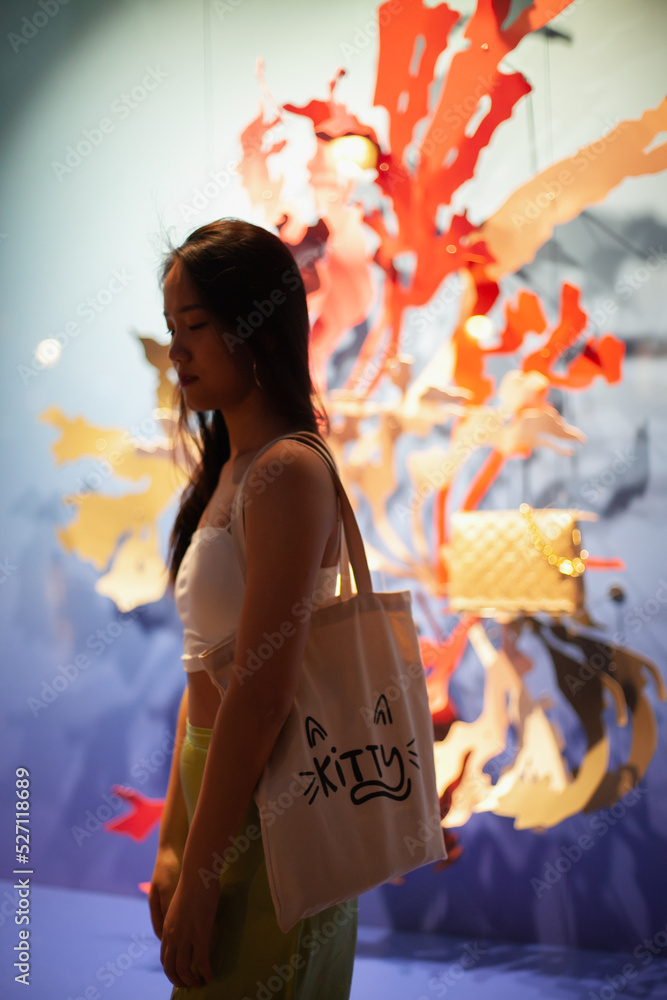 Une passante devant une boutique de luxe Louis Vuitton
