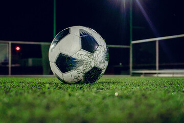 Balón de soccer en cancha de noche