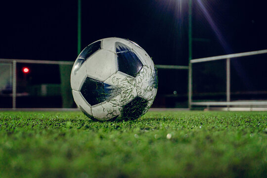 Balón De Soccer En Cancha De Noche