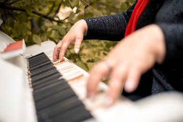 Obraz na płótnie Canvas close-up female hands playing the piano