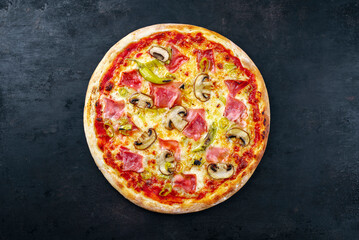 Traditionelle italienische Pizza prosciutto e funghi mit Schinken, Pilzen und Mozzarella serviert als Draufsicht auf einem alten rustikalen Board mit Textfreiraum 