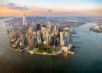 Behangcirkel Luchtfoto van een helikopter naar Lower Manhattan, New York City, VS © Earth Pixel LLC.