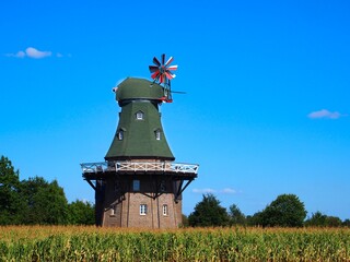 Mühle vor blauem Himmel