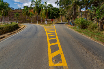 Fototapeta na wymiar Sianlização horizontal na rodovia MG 353, em Guarani, estado de Minas Gerais, Brasil.