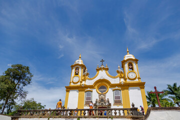 Fachada da Igreja Matriz de Santo Antônio, na cidade de Tiradentes, Minas Gerais, Brasil. - obrazy, fototapety, plakaty