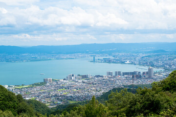 Fototapeta na wymiar 夢見が丘の展望台から見下ろす琵琶湖と大津市の街並み