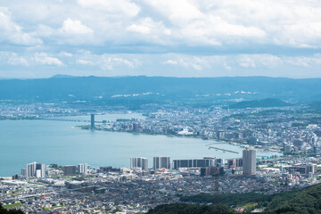 夢見が丘の展望台から見下ろす琵琶湖と大津市の街並み