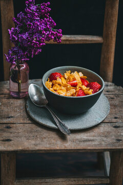 Corn flakes and strawberries in a bowl
