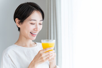 ジュースを持つ日本人女性