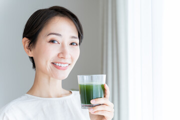 青汁を持つ日本人女性