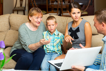 Bank employee tells family about a good loan