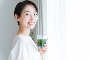 青汁を持つ日本人女性