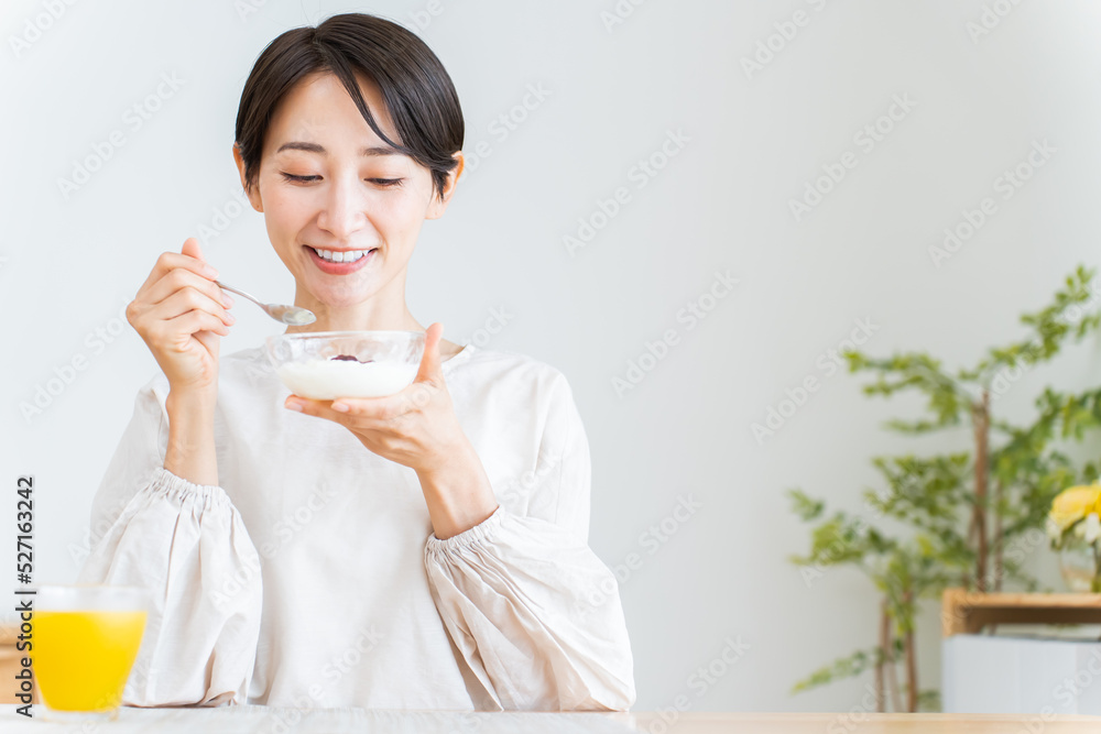 Poster 朝食を食べる健康的な女性