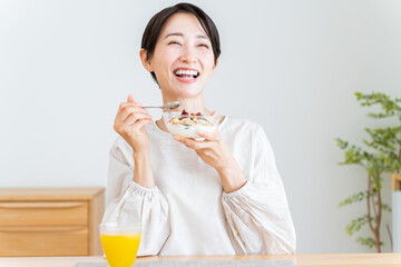 朝食を食べる健康的な女性