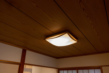 薄暗い和室を照らす天井の照明器具