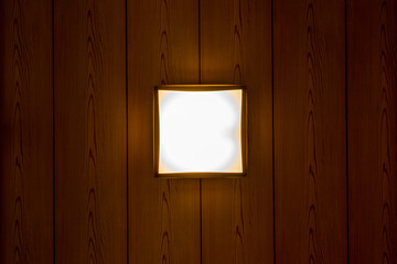 板張りの和室の天井と四角形の照明