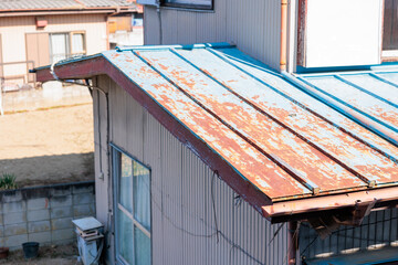 日本の古びた家の屋根