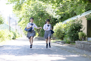 走る学生