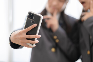 自撮りをする中学生