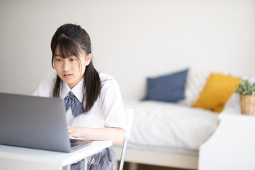 自宅で勉強する学生