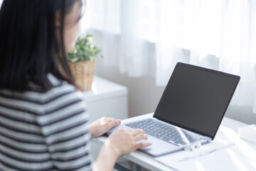 自宅で勉強する学生