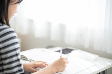 自宅で勉強する学生